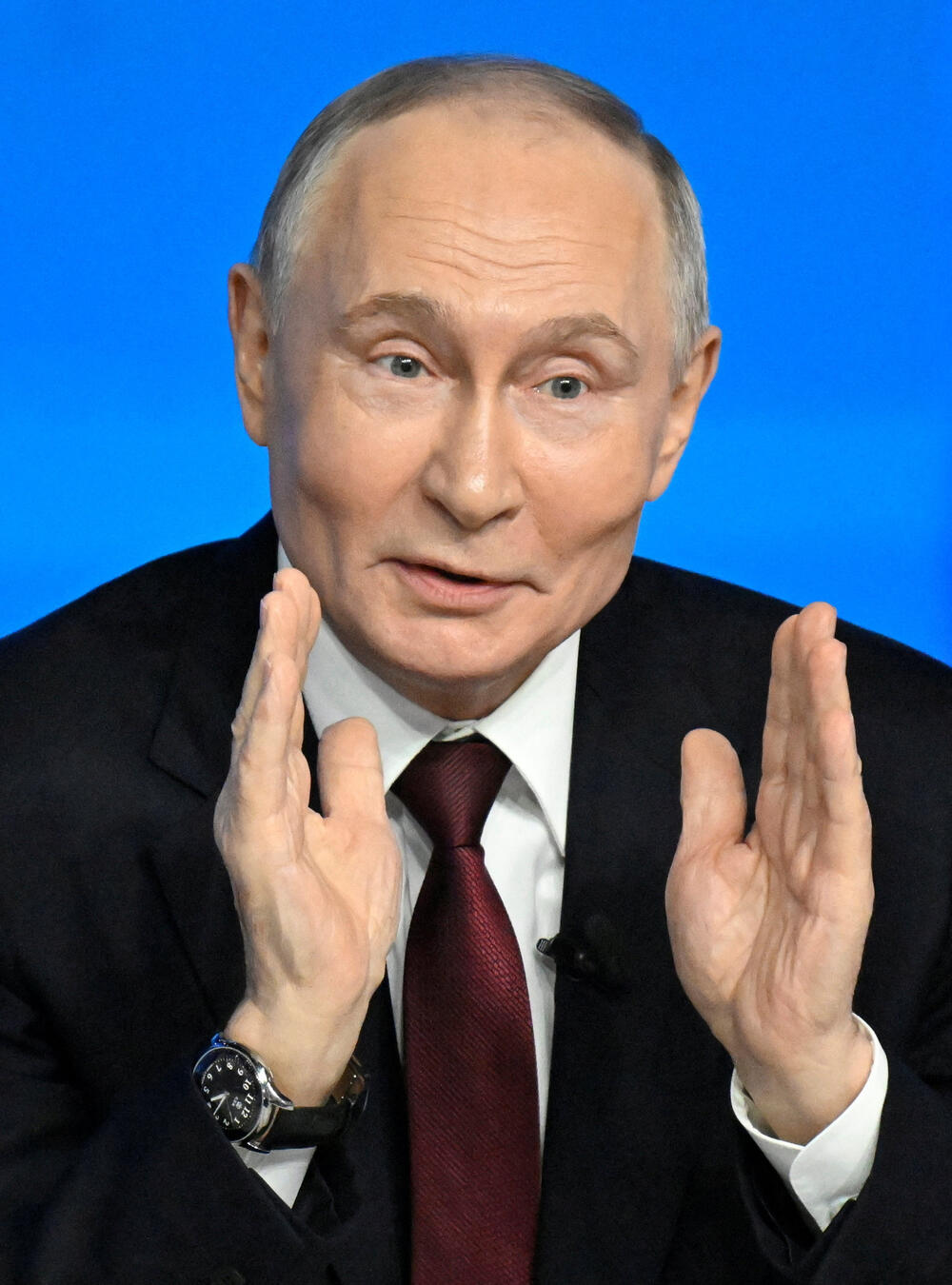 <p>Putin se obraćao na godišnjoj konferenciji za novinare i emisiji "Direktna linija", koja je trajala gotovo četiri i po sata. Iako je Ukrajina bila dominantna tema, događaj su obilježili i bizarni momenti, kao i povremeni oštri komentari običnih Rusa čije su SMS poruke bile prikazivane na velikom ekranu u sali</p>  <p>"Nije direktna linija nego cirkus", glasila je jedna poruka. Drugi su se žalili na prekide interneta, prljavu vodu iz česme i troškove života</p>