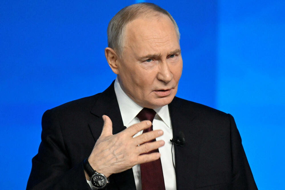 <p>Putin se obraćao na godišnjoj konferenciji za novinare i emisiji "Direktna linija", koja je trajala gotovo četiri i po sata. Iako je Ukrajina bila dominantna tema, događaj su obilježili i bizarni momenti, kao i povremeni oštri komentari običnih Rusa čije su SMS poruke bile prikazivane na velikom ekranu u sali</p>  <p>"Nije direktna linija nego cirkus", glasila je jedna poruka. Drugi su se žalili na prekide interneta, prljavu vodu iz česme i troškove života</p>