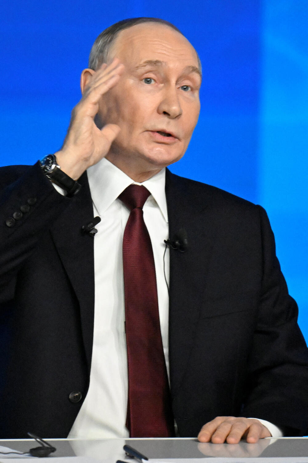 <p>Putin se obraćao na godišnjoj konferenciji za novinare i emisiji "Direktna linija", koja je trajala gotovo četiri i po sata. Iako je Ukrajina bila dominantna tema, događaj su obilježili i bizarni momenti, kao i povremeni oštri komentari običnih Rusa čije su SMS poruke bile prikazivane na velikom ekranu u sali</p>  <p>"Nije direktna linija nego cirkus", glasila je jedna poruka. Drugi su se žalili na prekide interneta, prljavu vodu iz česme i troškove života</p>