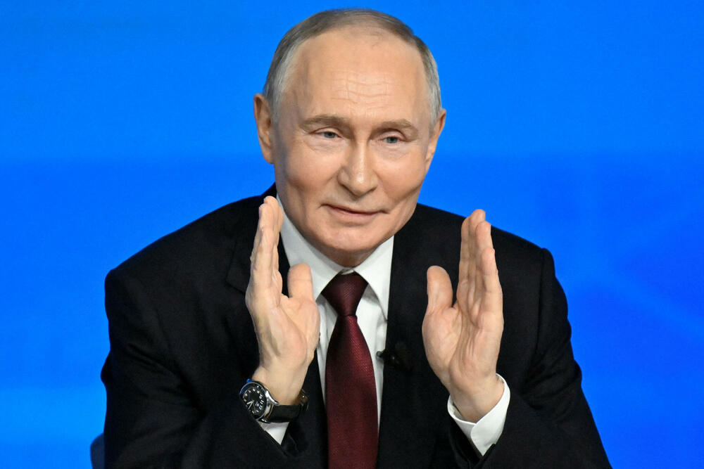 <p>Putin se obraćao na godišnjoj konferenciji za novinare i emisiji "Direktna linija", koja je trajala gotovo četiri i po sata. Iako je Ukrajina bila dominantna tema, događaj su obilježili i bizarni momenti, kao i povremeni oštri komentari običnih Rusa čije su SMS poruke bile prikazivane na velikom ekranu u sali</p>  <p>"Nije direktna linija nego cirkus", glasila je jedna poruka. Drugi su se žalili na prekide interneta, prljavu vodu iz česme i troškove života</p>