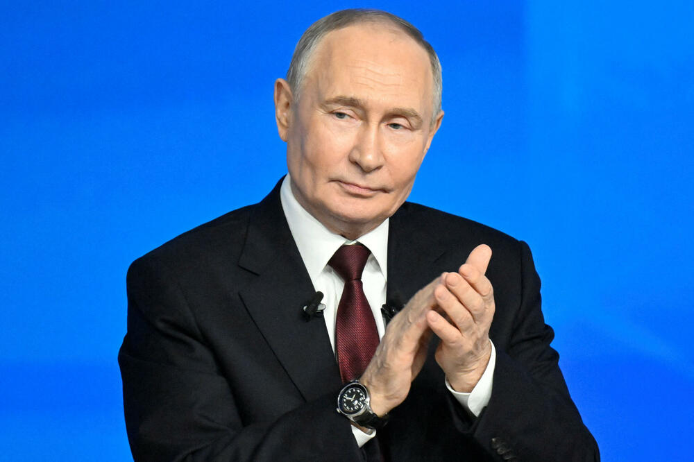 <p>Putin se obraćao na godišnjoj konferenciji za novinare i emisiji "Direktna linija", koja je trajala gotovo četiri i po sata. Iako je Ukrajina bila dominantna tema, događaj su obilježili i bizarni momenti, kao i povremeni oštri komentari običnih Rusa čije su SMS poruke bile prikazivane na velikom ekranu u sali</p>  <p>"Nije direktna linija nego cirkus", glasila je jedna poruka. Drugi su se žalili na prekide interneta, prljavu vodu iz česme i troškove života</p>