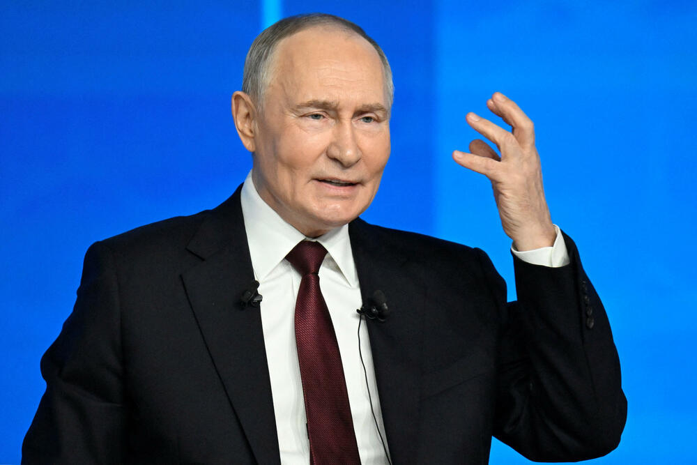 <p>Putin se obraćao na godišnjoj konferenciji za novinare i emisiji "Direktna linija", koja je trajala gotovo četiri i po sata. Iako je Ukrajina bila dominantna tema, događaj su obilježili i bizarni momenti, kao i povremeni oštri komentari običnih Rusa čije su SMS poruke bile prikazivane na velikom ekranu u sali</p>  <p>"Nije direktna linija nego cirkus", glasila je jedna poruka. Drugi su se žalili na prekide interneta, prljavu vodu iz česme i troškove života</p>