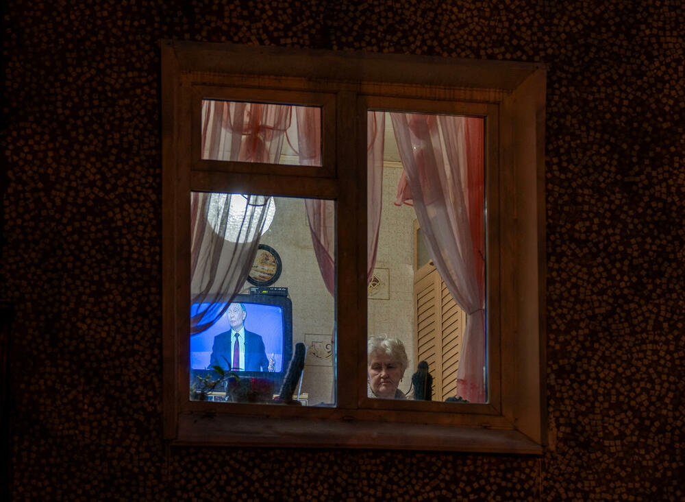 <p>Putin se obraćao na godišnjoj konferenciji za novinare i emisiji "Direktna linija", koja je trajala gotovo četiri i po sata. Iako je Ukrajina bila dominantna tema, događaj su obilježili i bizarni momenti, kao i povremeni oštri komentari običnih Rusa čije su SMS poruke bile prikazivane na velikom ekranu u sali</p>  <p>"Nije direktna linija nego cirkus", glasila je jedna poruka. Drugi su se žalili na prekide interneta, prljavu vodu iz česme i troškove života</p>