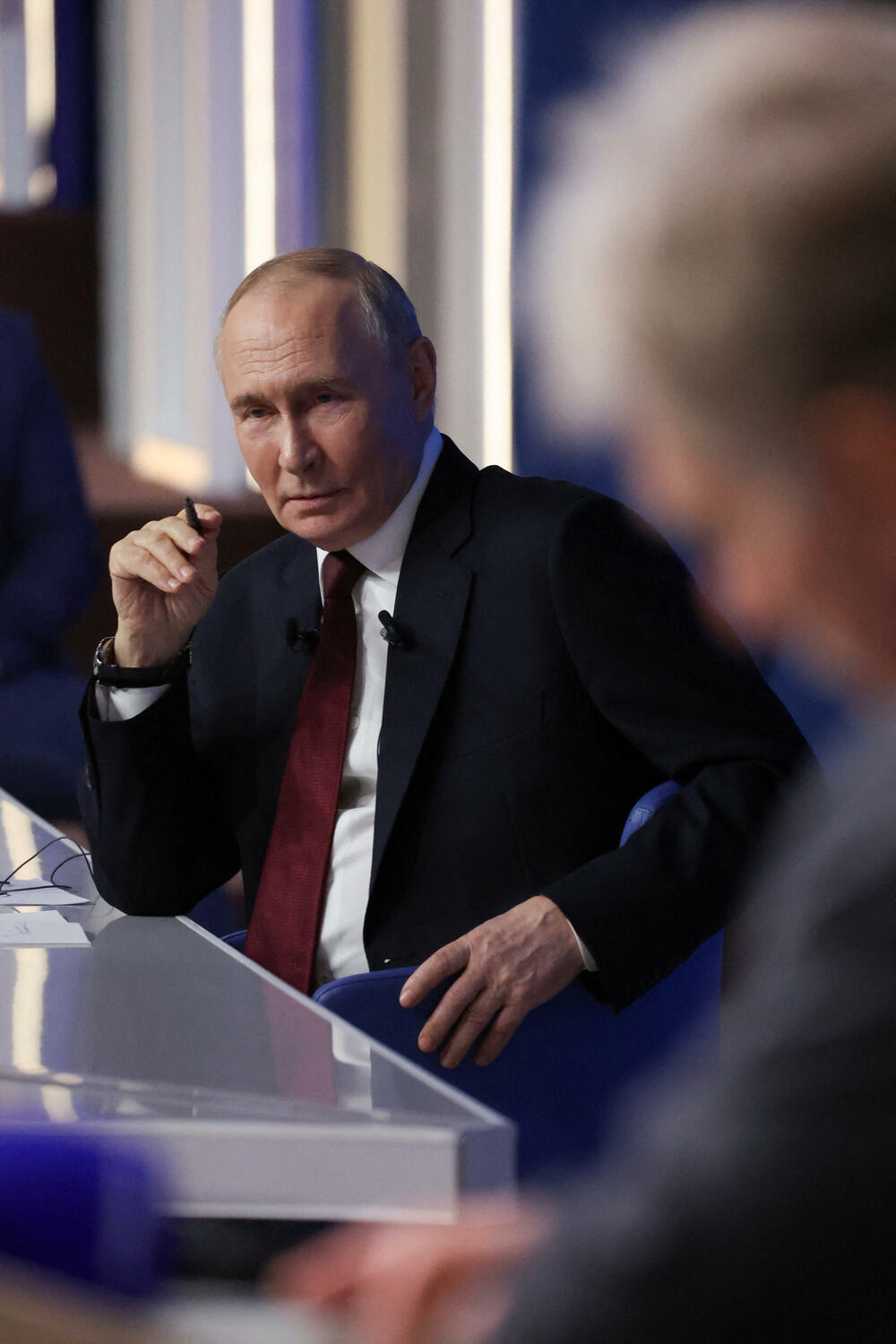 <p>Putin se obraćao na godišnjoj konferenciji za novinare i emisiji "Direktna linija", koja je trajala gotovo četiri i po sata. Iako je Ukrajina bila dominantna tema, događaj su obilježili i bizarni momenti, kao i povremeni oštri komentari običnih Rusa čije su SMS poruke bile prikazivane na velikom ekranu u sali</p>  <p>"Nije direktna linija nego cirkus", glasila je jedna poruka. Drugi su se žalili na prekide interneta, prljavu vodu iz česme i troškove života</p>