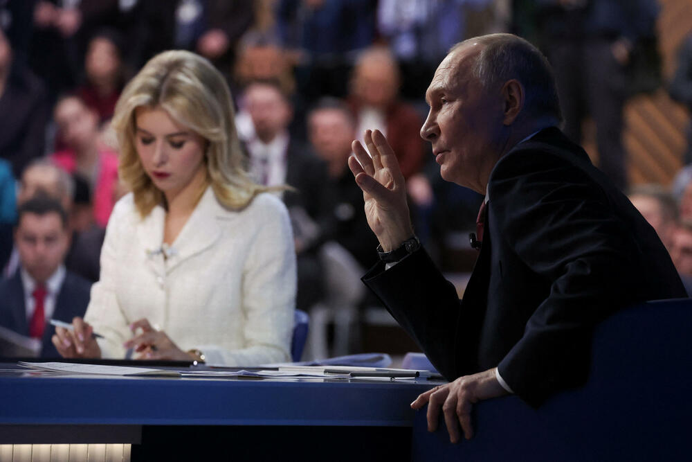 <p>Putin se obraćao na godišnjoj konferenciji za novinare i emisiji "Direktna linija", koja je trajala gotovo četiri i po sata. Iako je Ukrajina bila dominantna tema, događaj su obilježili i bizarni momenti, kao i povremeni oštri komentari običnih Rusa čije su SMS poruke bile prikazivane na velikom ekranu u sali</p>  <p>"Nije direktna linija nego cirkus", glasila je jedna poruka. Drugi su se žalili na prekide interneta, prljavu vodu iz česme i troškove života</p>