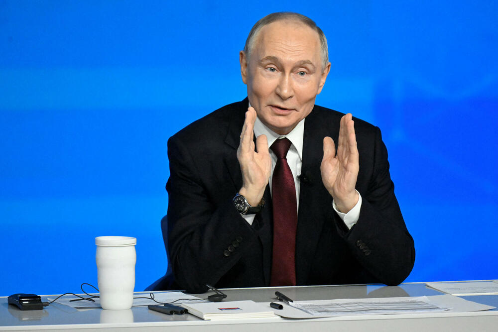 <p>Putin se obraćao na godišnjoj konferenciji za novinare i emisiji "Direktna linija", koja je trajala gotovo četiri i po sata. Iako je Ukrajina bila dominantna tema, događaj su obilježili i bizarni momenti, kao i povremeni oštri komentari običnih Rusa čije su SMS poruke bile prikazivane na velikom ekranu u sali</p>  <p>"Nije direktna linija nego cirkus", glasila je jedna poruka. Drugi su se žalili na prekide interneta, prljavu vodu iz česme i troškove života</p>