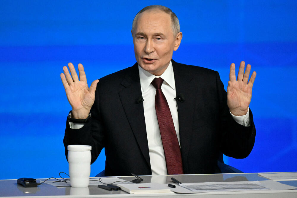 <p>Putin se obraćao na godišnjoj konferenciji za novinare i emisiji "Direktna linija", koja je trajala gotovo četiri i po sata. Iako je Ukrajina bila dominantna tema, događaj su obilježili i bizarni momenti, kao i povremeni oštri komentari običnih Rusa čije su SMS poruke bile prikazivane na velikom ekranu u sali</p>  <p>"Nije direktna linija nego cirkus", glasila je jedna poruka. Drugi su se žalili na prekide interneta, prljavu vodu iz česme i troškove života</p>