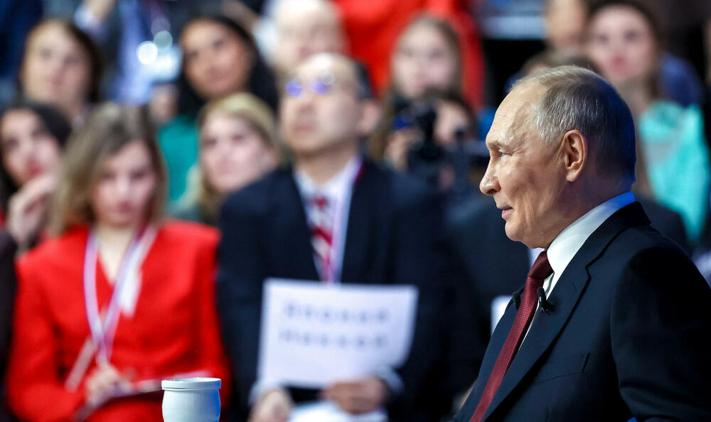 <p>Putin se obraćao na godišnjoj konferenciji za novinare i emisiji "Direktna linija", koja je trajala gotovo četiri i po sata. Iako je Ukrajina bila dominantna tema, događaj su obilježili i bizarni momenti, kao i povremeni oštri komentari običnih Rusa čije su SMS poruke bile prikazivane na velikom ekranu u sali</p>  <p>"Nije direktna linija nego cirkus", glasila je jedna poruka. Drugi su se žalili na prekide interneta, prljavu vodu iz česme i troškove života</p>