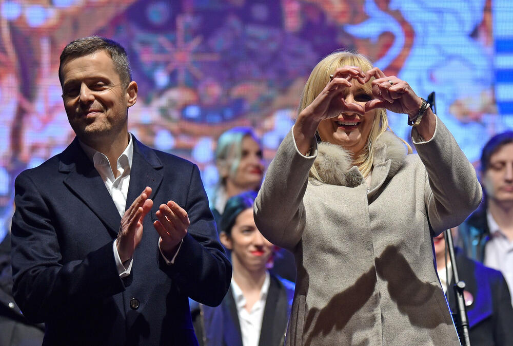 <p>Gradonačelnik Podgorice Saša Mujović i predsjednica Skupštine Glavnog grada Jelena Borovinić Bojović su pritiskom na dugme aktivirali dekorativnu rasvjetu</p>