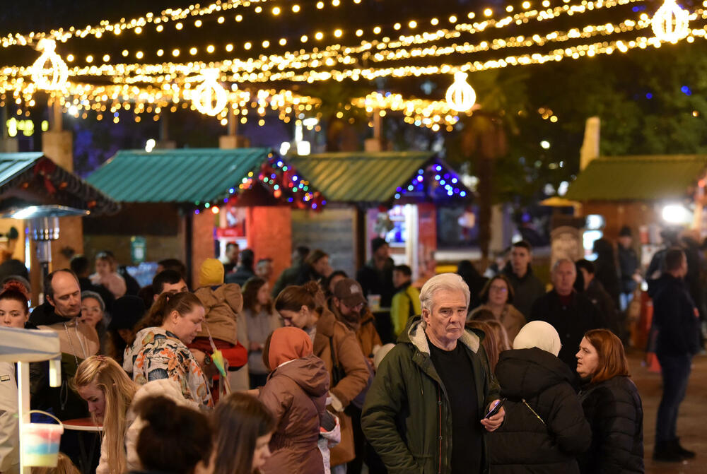 <p>Gradonačelnik Podgorice Saša Mujović i predsjednica Skupštine Glavnog grada Jelena Borovinić Bojović su pritiskom na dugme aktivirali dekorativnu rasvjetu</p>