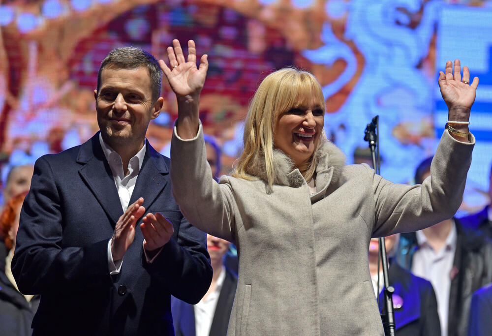 <p>Gradonačelnik Podgorice Saša Mujović i predsjednica Skupštine Glavnog grada Jelena Borovinić Bojović su pritiskom na dugme aktivirali dekorativnu rasvjetu</p>