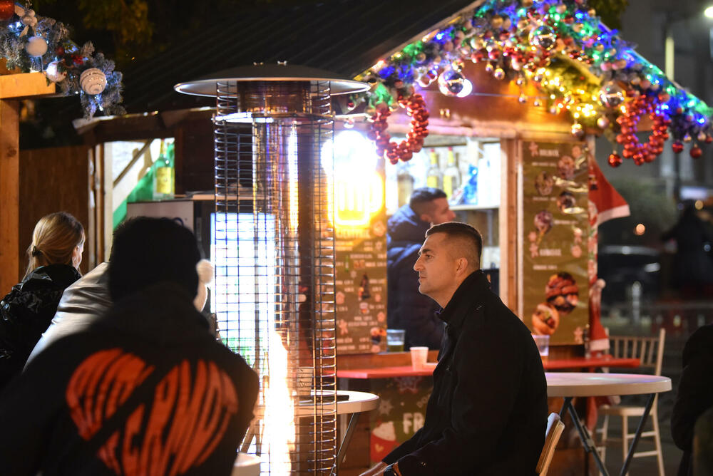 <p>Gradonačelnik Podgorice Saša Mujović i predsjednica Skupštine Glavnog grada Jelena Borovinić Bojović su pritiskom na dugme aktivirali dekorativnu rasvjetu</p>