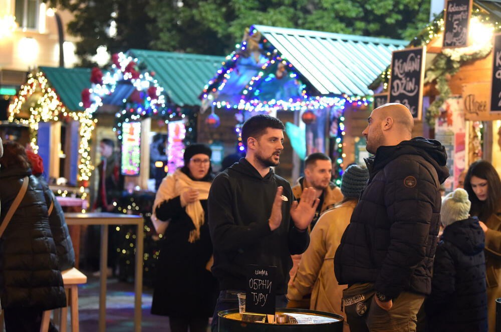 <p>Gradonačelnik Podgorice Saša Mujović i predsjednica Skupštine Glavnog grada Jelena Borovinić Bojović su pritiskom na dugme aktivirali dekorativnu rasvjetu</p>