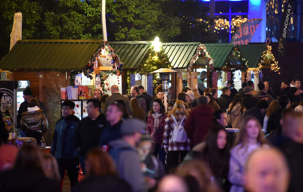 <p>Gradonačelnik Podgorice Saša Mujović i predsjednica Skupštine Glavnog grada Jelena Borovinić Bojović su pritiskom na dugme aktivirali dekorativnu rasvjetu</p>