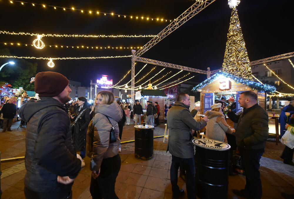 <p>Gradonačelnik Podgorice Saša Mujović i predsjednica Skupštine Glavnog grada Jelena Borovinić Bojović su pritiskom na dugme aktivirali dekorativnu rasvjetu</p>