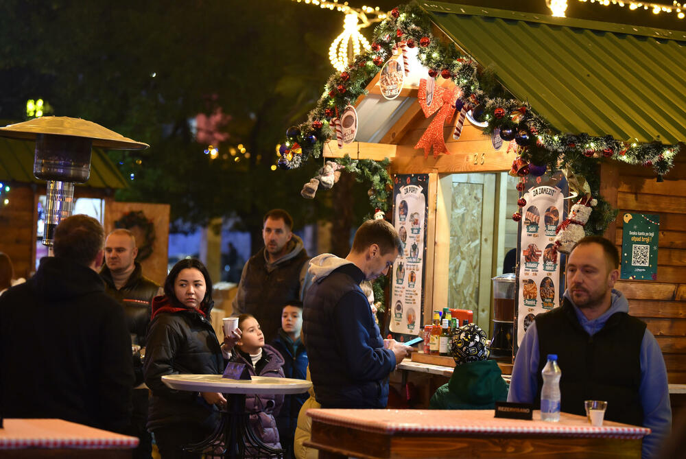 <p>Gradonačelnik Podgorice Saša Mujović i predsjednica Skupštine Glavnog grada Jelena Borovinić Bojović su pritiskom na dugme aktivirali dekorativnu rasvjetu</p>