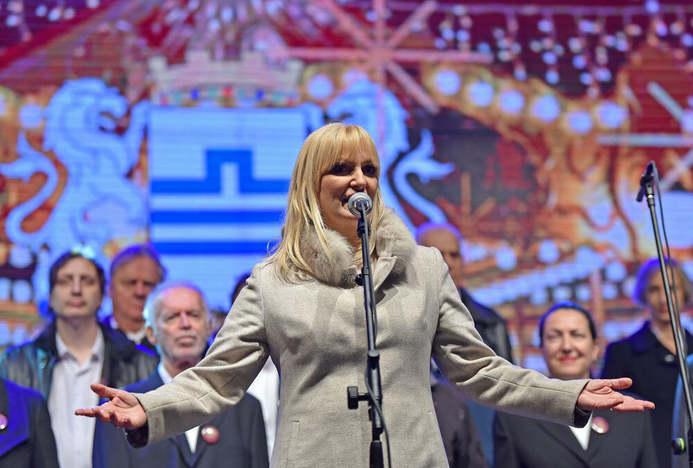 <p>Gradonačelnik Podgorice Saša Mujović i predsjednica Skupštine Glavnog grada Jelena Borovinić Bojović su pritiskom na dugme aktivirali dekorativnu rasvjetu</p>