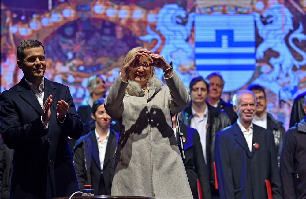 <p>Gradonačelnik Podgorice Saša Mujović i predsjednica Skupštine Glavnog grada Jelena Borovinić Bojović su pritiskom na dugme aktivirali dekorativnu rasvjetu</p>