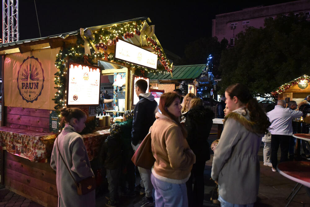 <p>Gradonačelnik Podgorice Saša Mujović i predsjednica Skupštine Glavnog grada Jelena Borovinić Bojović su pritiskom na dugme aktivirali dekorativnu rasvjetu</p>