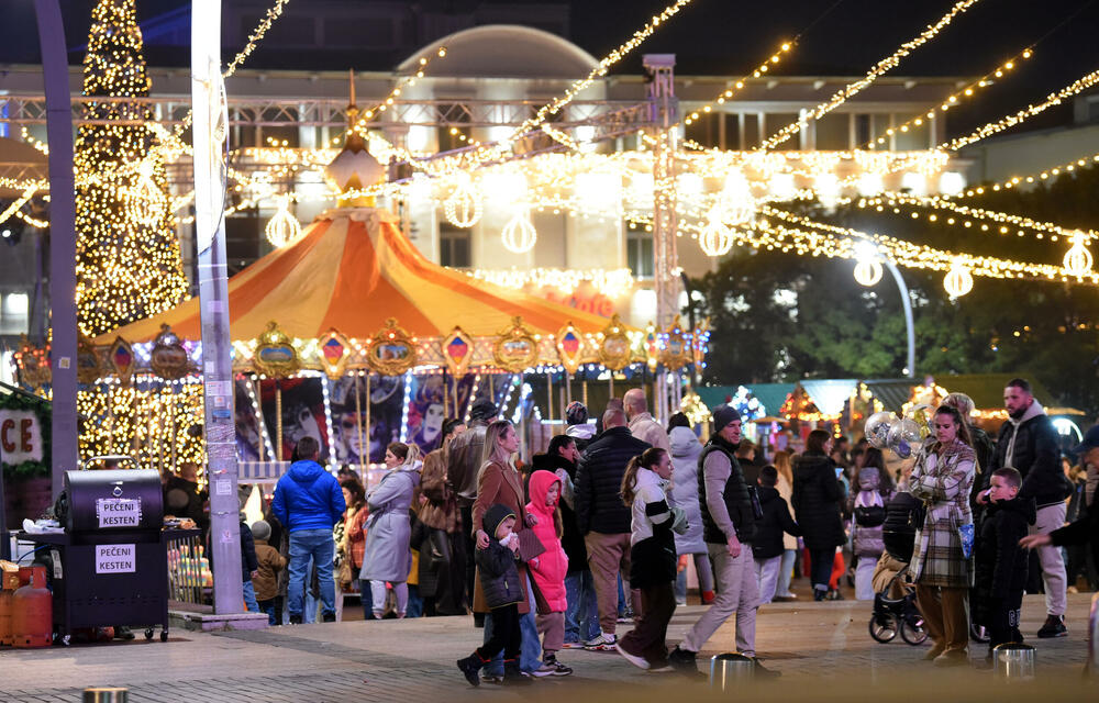 <p>Gradonačelnik Podgorice Saša Mujović i predsjednica Skupštine Glavnog grada Jelena Borovinić Bojović su pritiskom na dugme aktivirali dekorativnu rasvjetu</p>