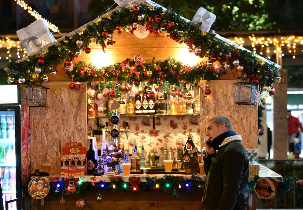 <p>Gradonačelnik Podgorice Saša Mujović i predsjednica Skupštine Glavnog grada Jelena Borovinić Bojović su pritiskom na dugme aktivirali dekorativnu rasvjetu</p>