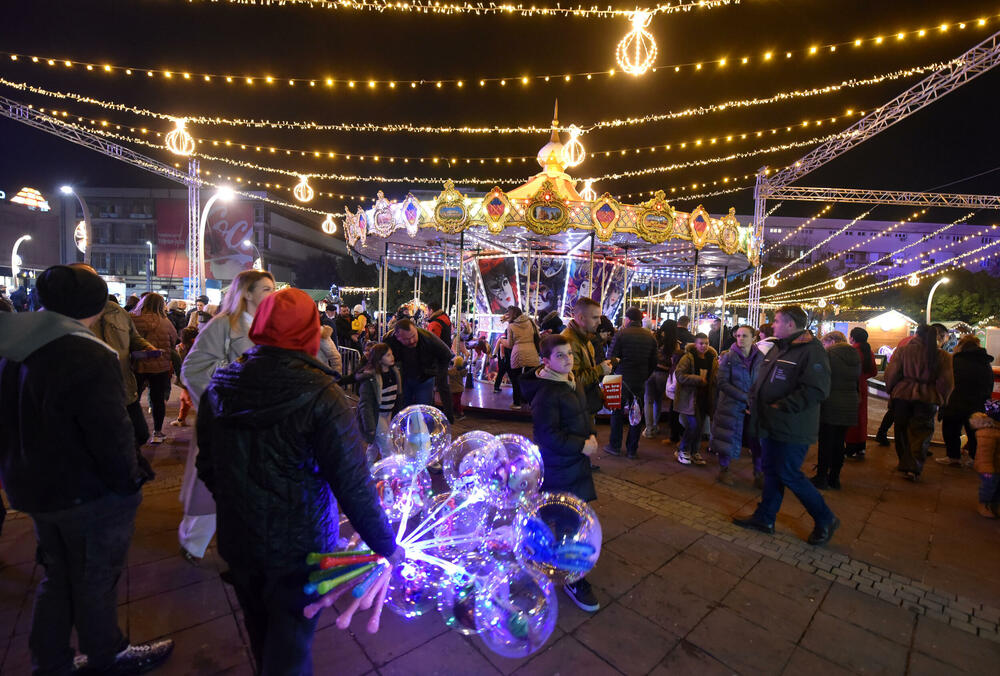 <p>Gradonačelnik Podgorice Saša Mujović i predsjednica Skupštine Glavnog grada Jelena Borovinić Bojović su pritiskom na dugme aktivirali dekorativnu rasvjetu</p>