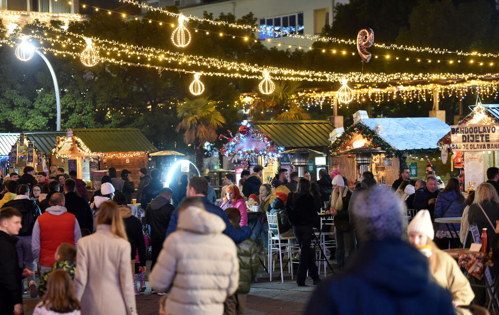 <p>Gradonačelnik Podgorice Saša Mujović i predsjednica Skupštine Glavnog grada Jelena Borovinić Bojović su pritiskom na dugme aktivirali dekorativnu rasvjetu</p>