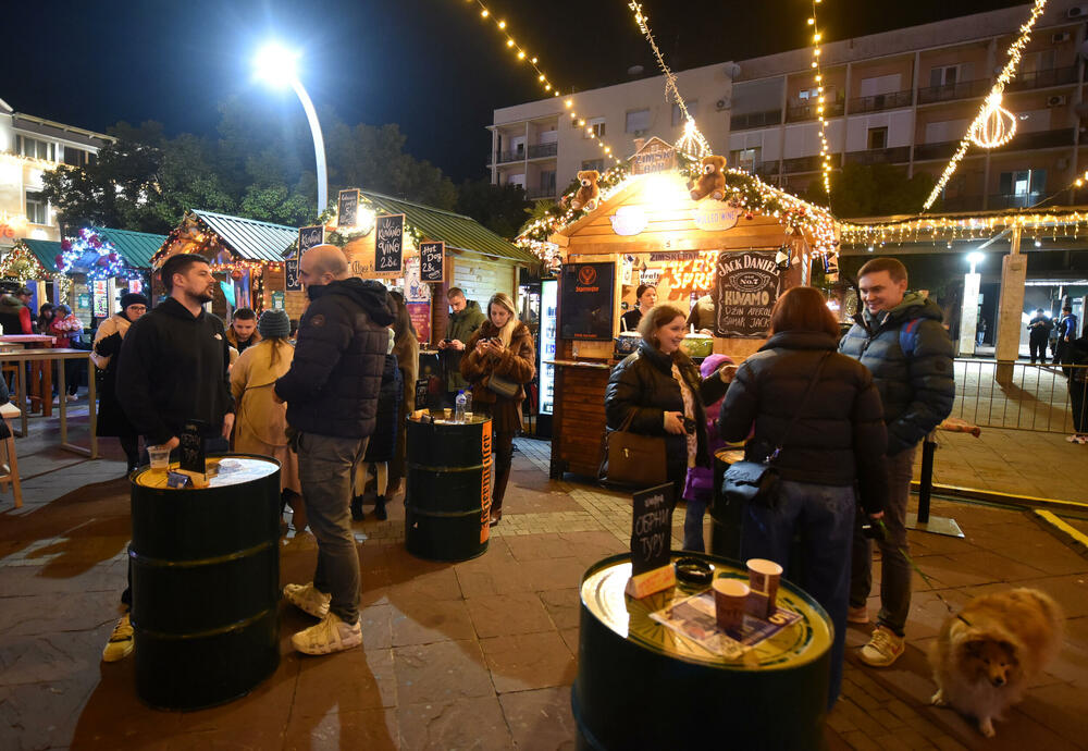 <p>Gradonačelnik Podgorice Saša Mujović i predsjednica Skupštine Glavnog grada Jelena Borovinić Bojović su pritiskom na dugme aktivirali dekorativnu rasvjetu</p>