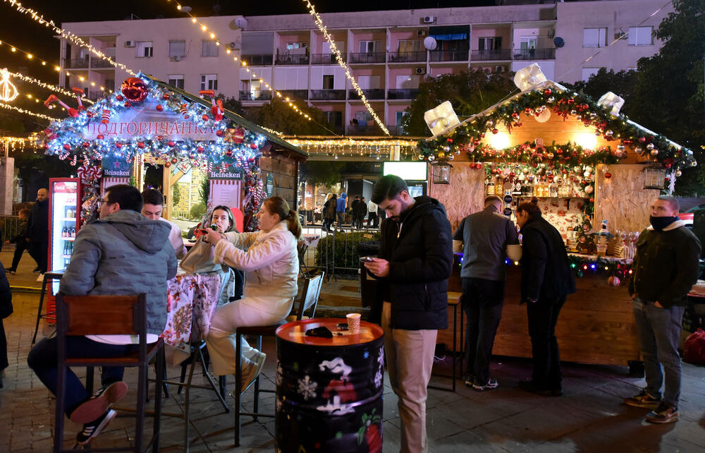 <p>Gradonačelnik Podgorice Saša Mujović i predsjednica Skupštine Glavnog grada Jelena Borovinić Bojović su pritiskom na dugme aktivirali dekorativnu rasvjetu</p>