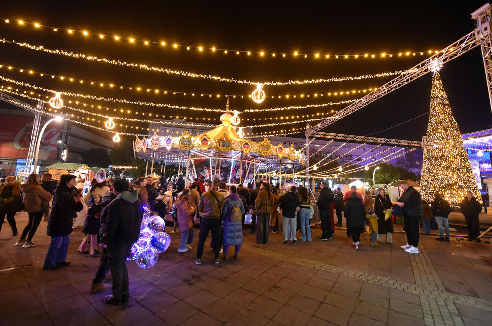 <p>Gradonačelnik Podgorice Saša Mujović i predsjednica Skupštine Glavnog grada Jelena Borovinić Bojović su pritiskom na dugme aktivirali dekorativnu rasvjetu</p>