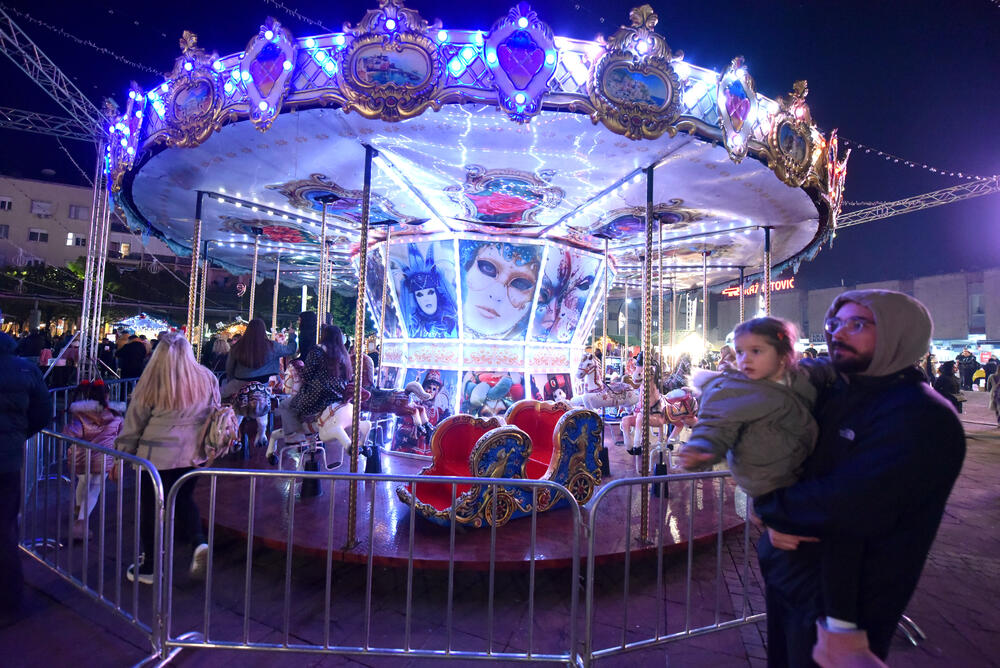 <p>Gradonačelnik Podgorice Saša Mujović i predsjednica Skupštine Glavnog grada Jelena Borovinić Bojović su pritiskom na dugme aktivirali dekorativnu rasvjetu</p>