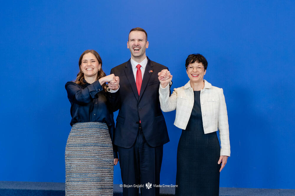 Danska ministarka evropskih poslova Mari Bjere, premijer Crne Gore Milojko Spajić i evropska komesarka za proširenje Marta Kos, u Briselu 16. decembra, na dan kada je Crna Gora zatvorila još pet pregovaračkih poglavlja u pregovorima sa Evropskom unijom, Foto: Vlada Crne Gore