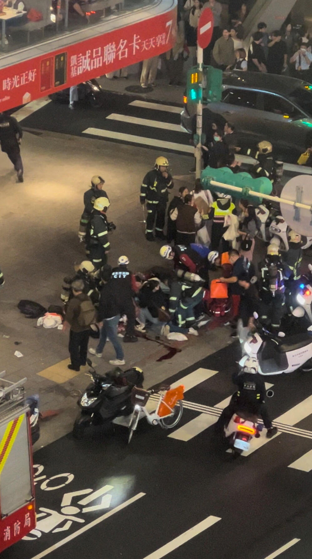 <p>U napadu je povrijeđeno 11 osoba, od kojih su dvije smještene na intenzivnu njegu, saopštilo je Ministarstvo zdravlja</p>