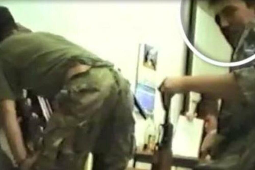 Fotografija koju je objavila Američka služba za imigraciju i carine, a na kojoj se vidi Kemal Mrndžić (desno) 2. novembra 1992. godine, Foto: US Immigration and Customs Enforcement