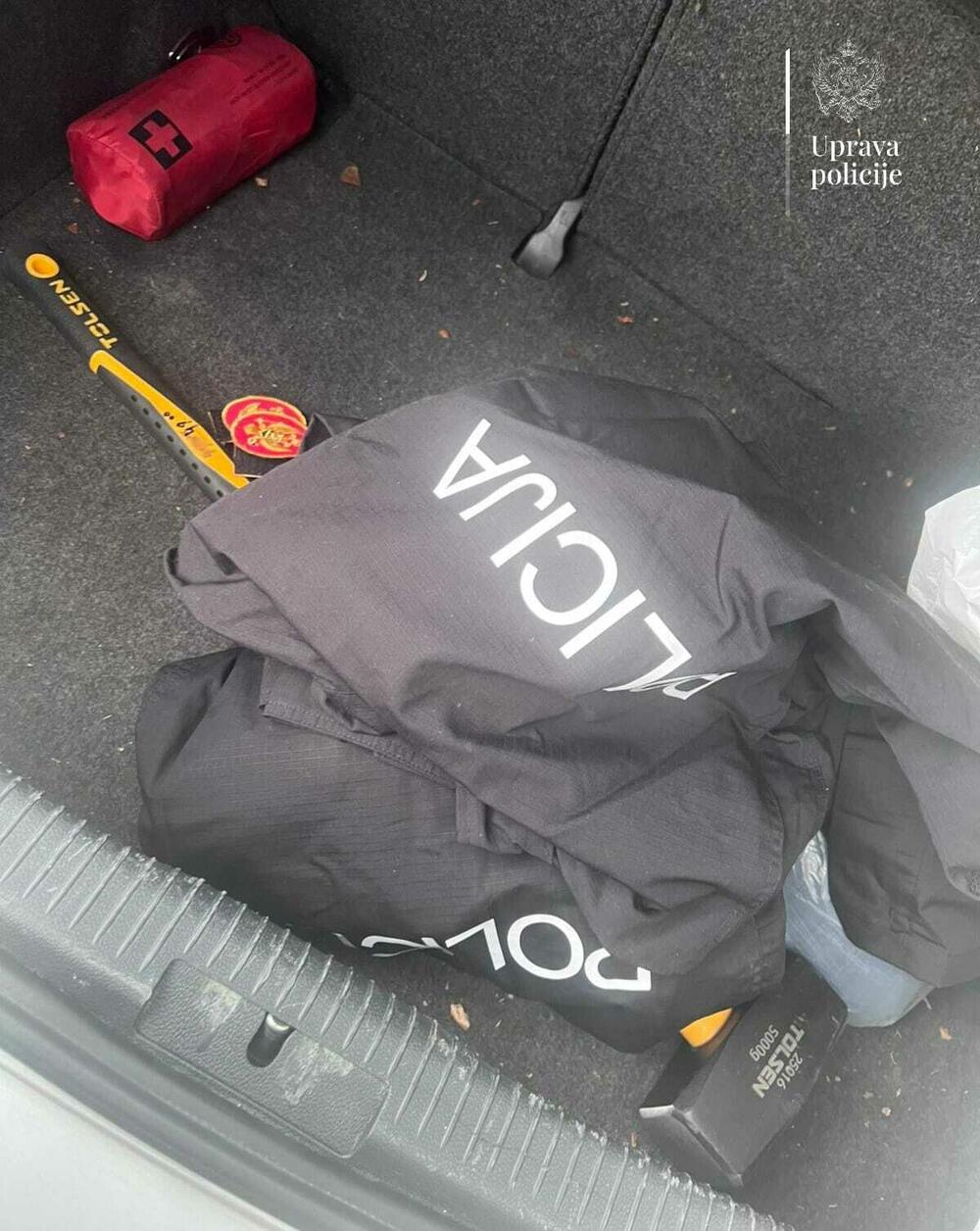 Lažne uniforme i amblemi pronađeni u gepeku