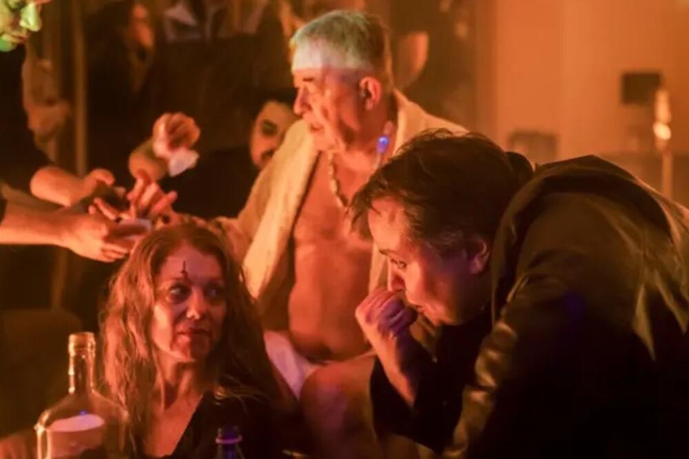 Fotografija sa snimanja na kojoj su Jelena Đokić (levo - sedi), Aleksandar Radivojević (desno) i Mima Karadžić (u sredini - stoji), Foto: Digimedia/Andrijana Cvijanović