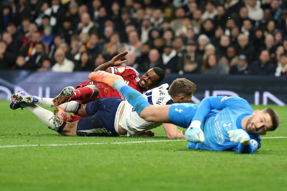 Momenat kada je Isak dao gol i povrijedio se, Foto: Reuters