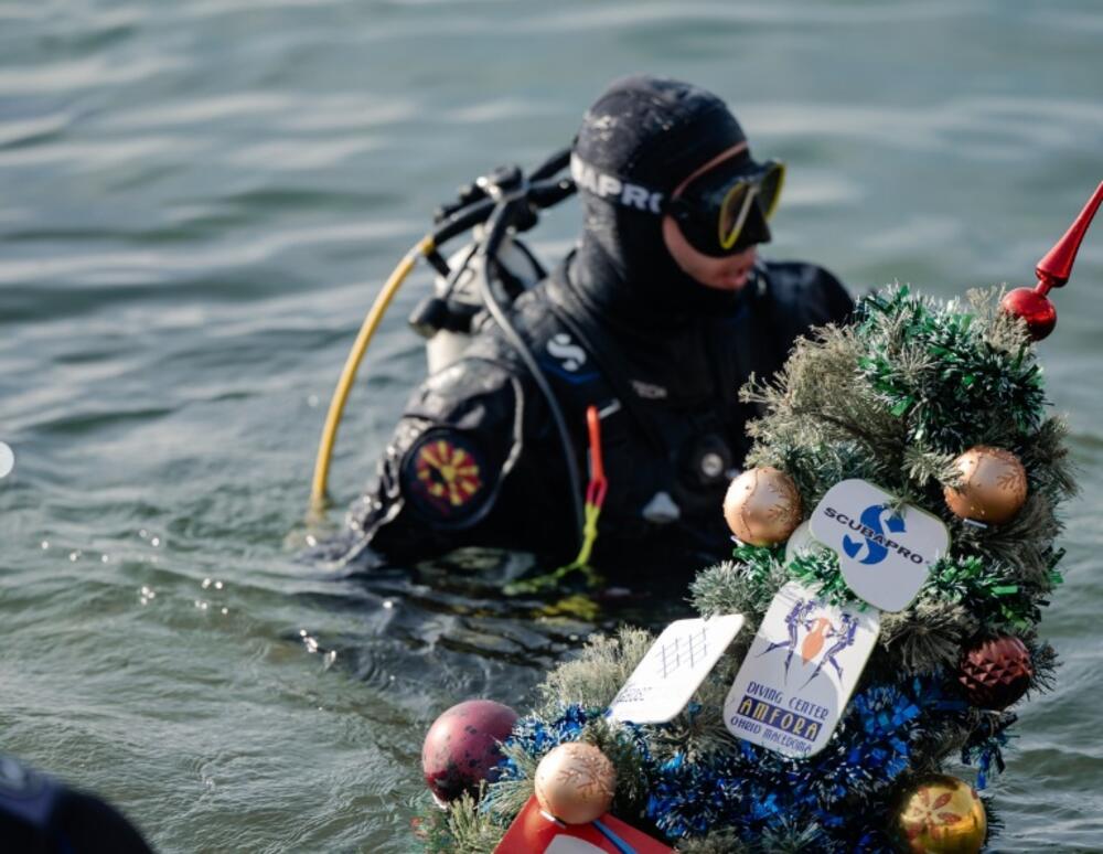 U Ohridskom jezeru postavljena novogodišnja jelka pod vodom
