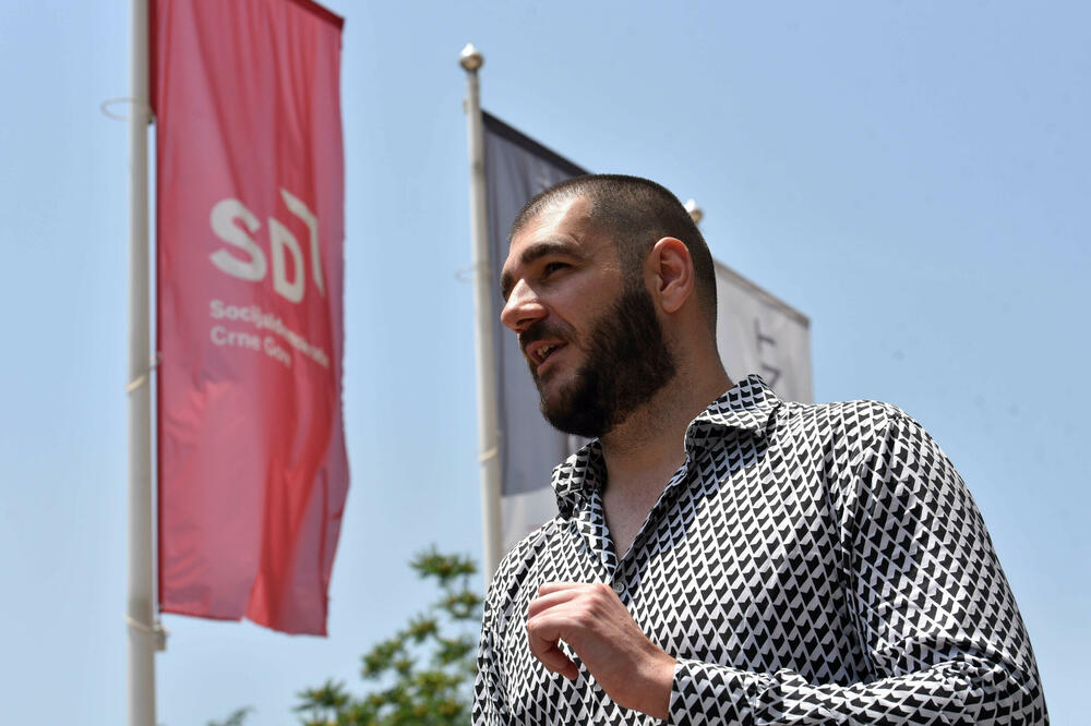 oliko je cigareta spaljeno: Rade Milošević, bivši direktor Uprave carina i prihoda, Foto: BORIS PEJOVIC