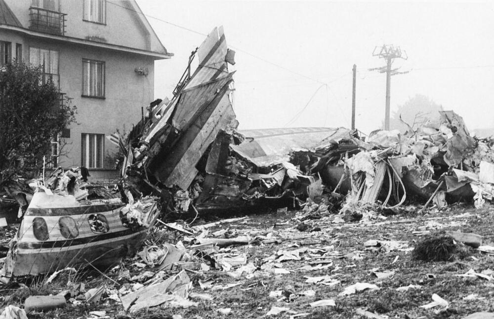 Avion je na mjestu pada sa zemljom sravnio deset vikendica i još pet kuća oštetio