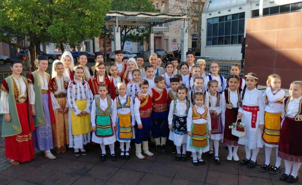 <p>Najmlađima, kao i najbojim đacima osnovnih škola uručeni su poklon paketići i priznanja, dok će akcija prikupljanja sredstava za kupovinu novog ultrazvučnog aparata za Dječju bolnicu u Podgorici biti nastavljena do Božića</p>