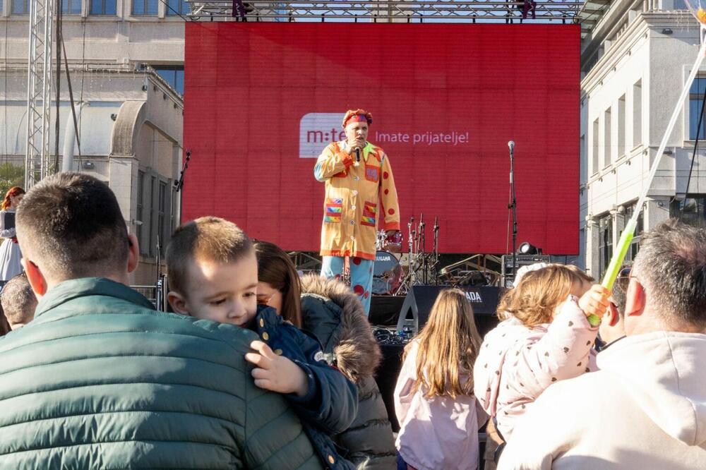 <p>Najmlađima, kao i najbojim đacima osnovnih škola uručeni su poklon paketići i priznanja, dok će akcija prikupljanja sredstava za kupovinu novog ultrazvučnog aparata za Dječju bolnicu u Podgorici biti nastavljena do Božića</p>
