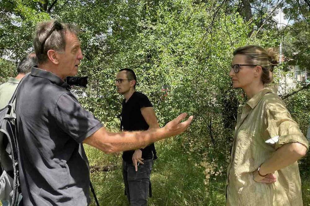 Ferid Klapuh, sin i brat žrtava zločina, u Nikšiću, na mjestu gdje su sahranjeni sa Teom Gorjanc Prelević, izvršnom direktoricom HRA, Foto: HRA