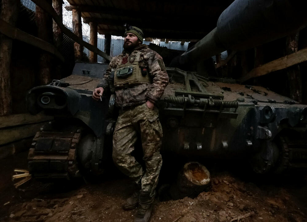 Ukrajinski vojnik kraj tenka