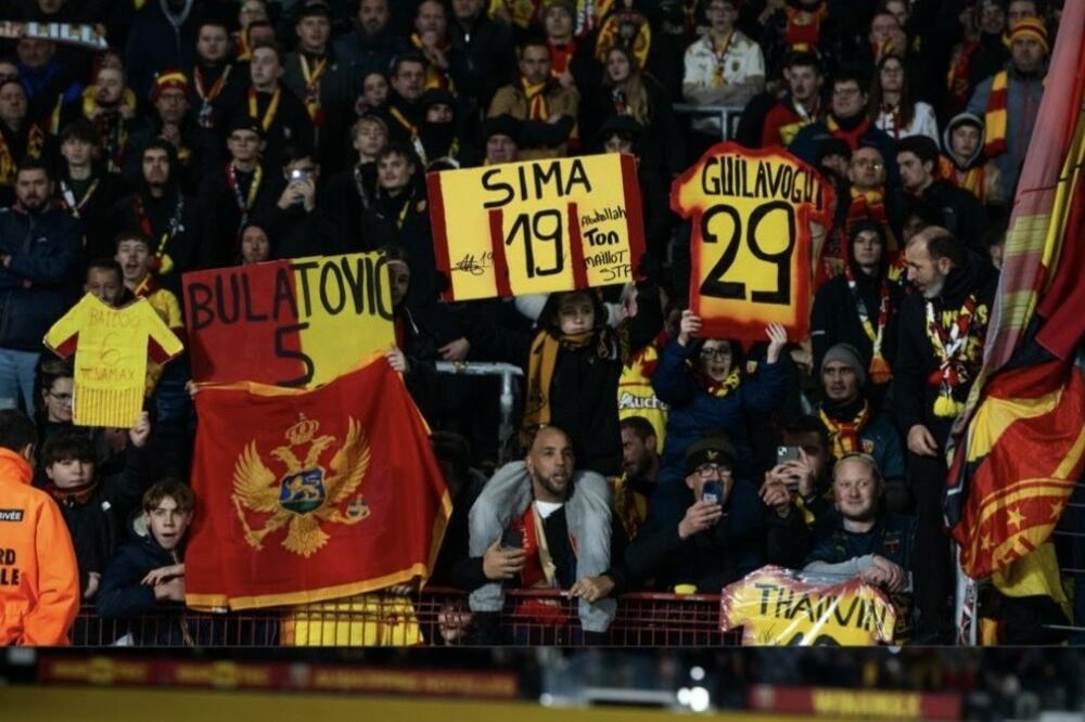 Navijači Lansa sa crnogorskom zastavom i podrškom za Bulatovića, Foto: Privatna arhiva