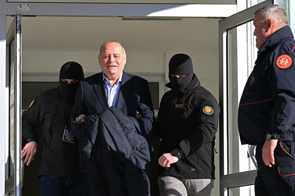 Službenici SPO-a sprovode Simovića nakon saslušanja, Foto: Boris Pejović