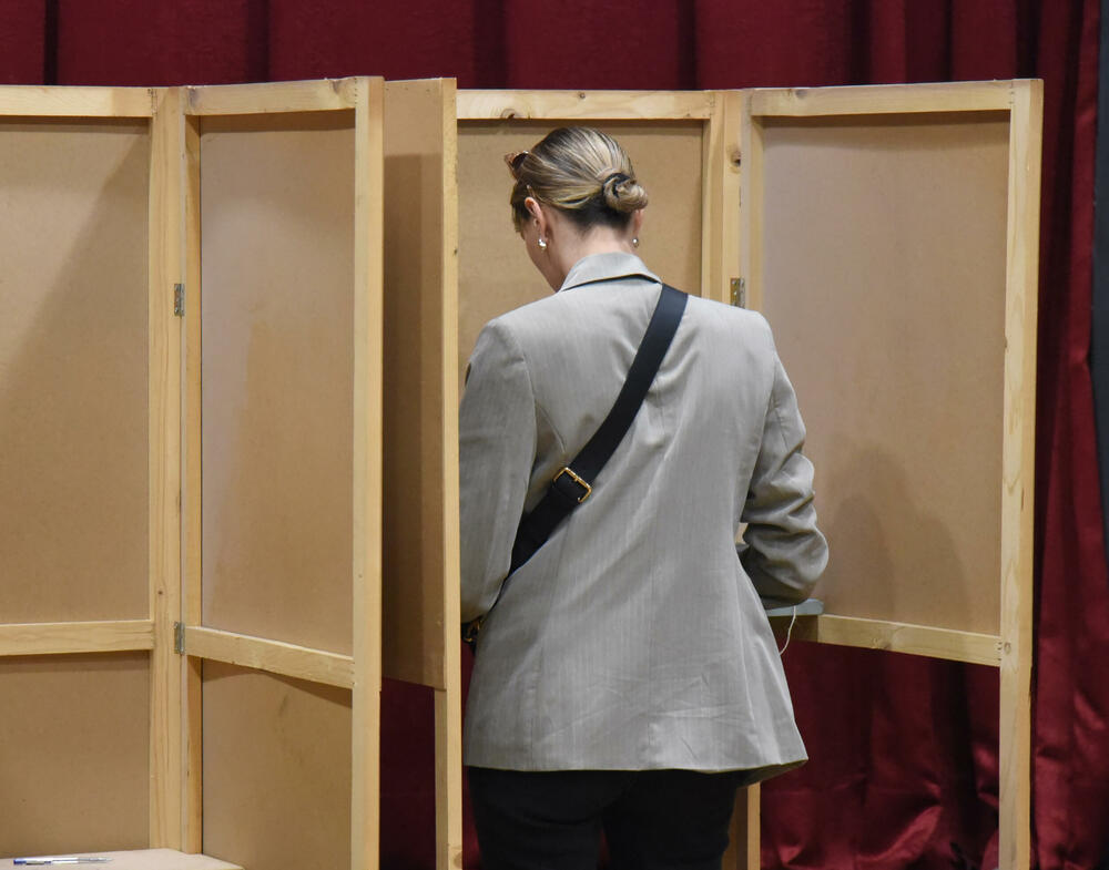 U Crnoj Gori na snazi proporcionalni izborni sistem sa zatvorenim listama: detalj s birališta