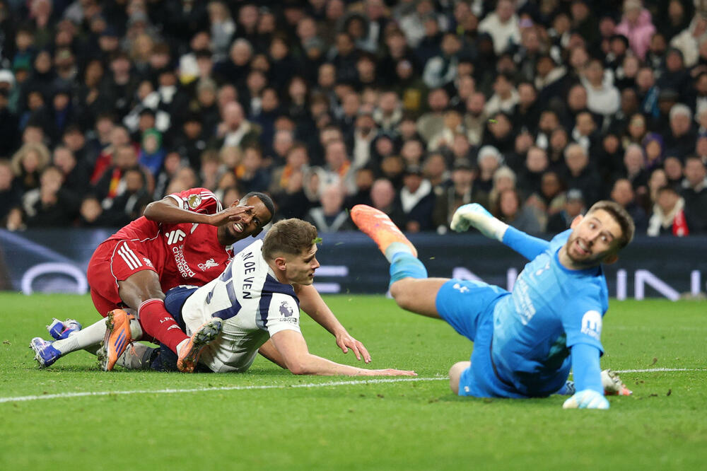 Trenutak kada je Isak savladao Vikarija i zaradio tešku povredu, Foto: Reuters