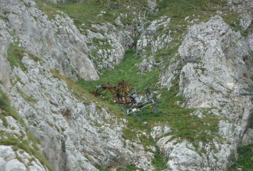 Uništeni potporni stub u gornjoj sekciji žičare (fotografija iz analize 2011)