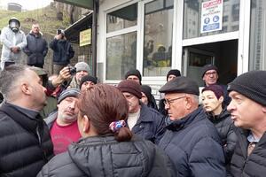 Grupa građana i zaposlenih okupljena ispred kotlarnice u...